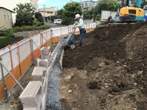 1番安価な土留めの方法は エスビックａｂロックお勧めです ｔ 東京都世田谷区 エクステリア 外構 ガーデン 世田谷エクステリアルーム 三栄造園株式会社